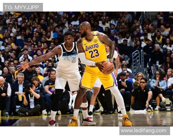 詹姆斯带伤上阵,湖人在激烈对决中战胜勇士取得关键胜利